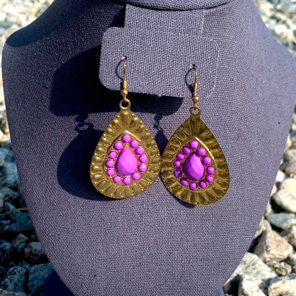 Gold tone earrings with purple detail 💜